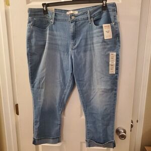 Levi Strauss Plus Mid-Rise Capri sz 18 W34 rolled hem stretchy NWT medium wash